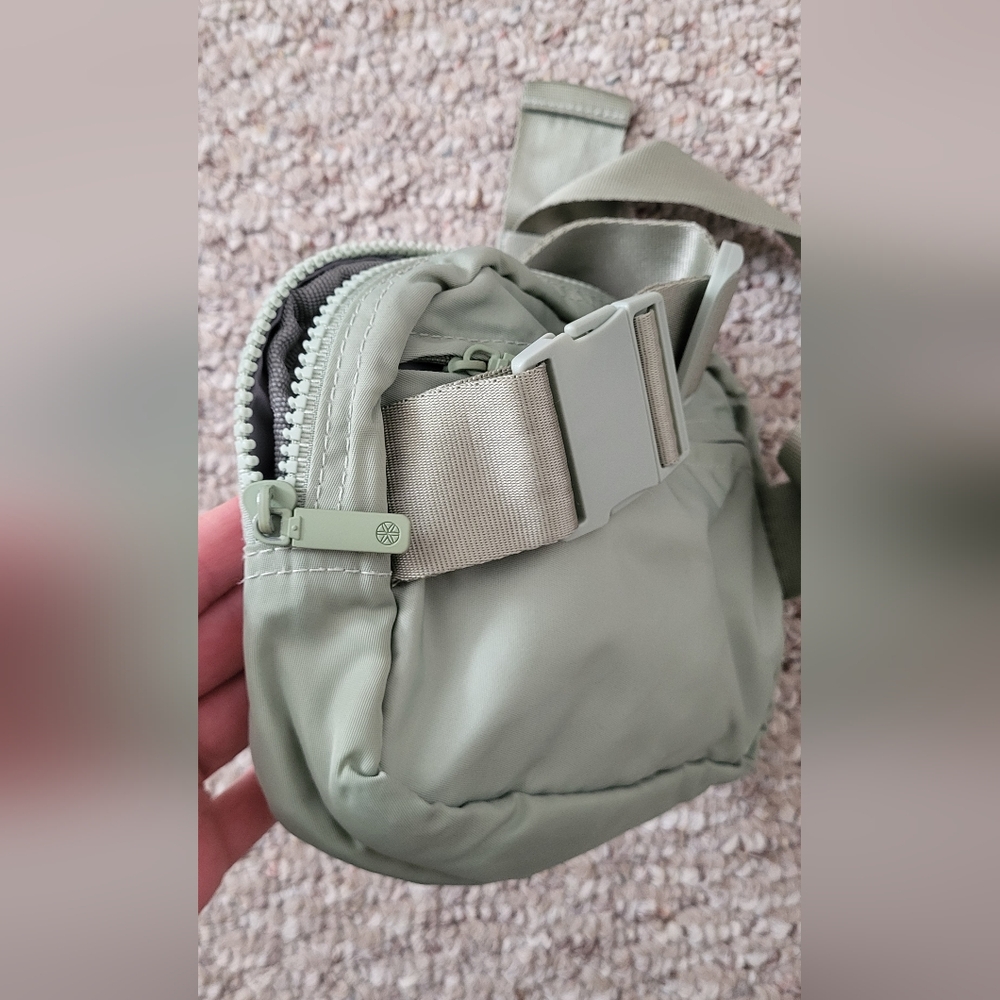 Gaiam cross body/fanny pack bag - Picture 2 of 7